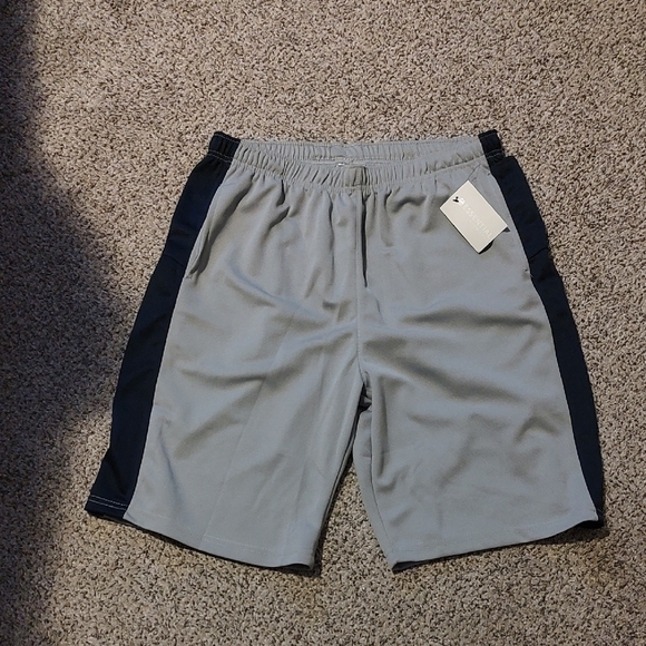 ESSENTIAL Men's Gray and Black Mesh Shorts - Picture 1 of 7